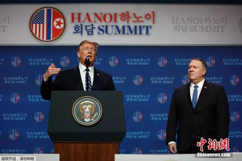 美国总统特朗普（左）就第二次朝美首脑会晤召开发布会。