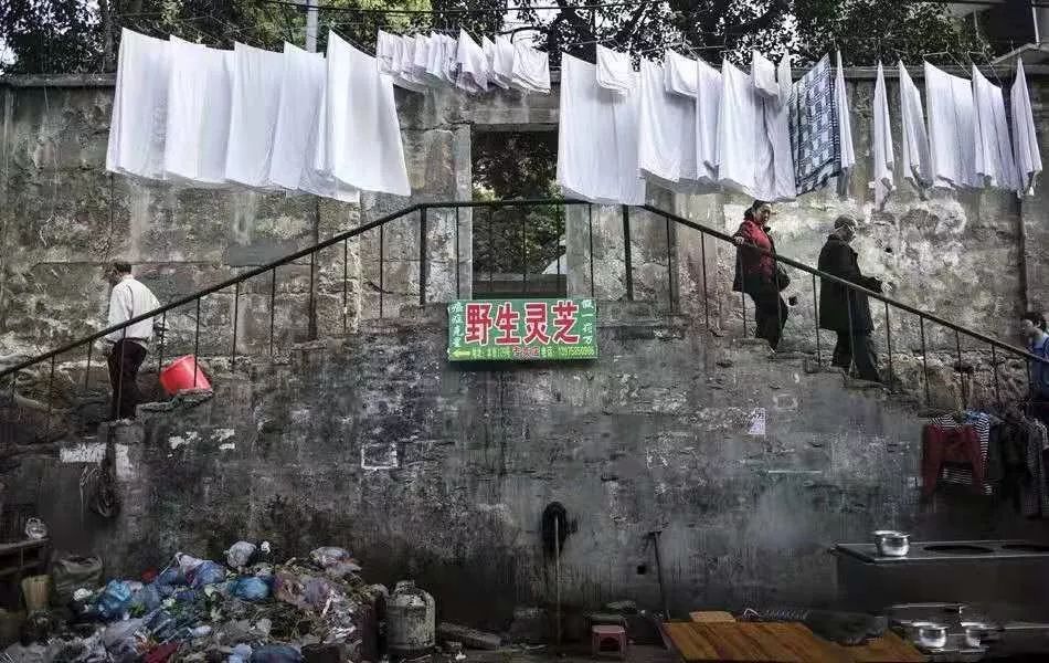 “癌症街上,那些拎着尿袋的人”:30张照片,戳破成年人最心酸的一面 “癌症街上,那些拎着尿袋的人”:30张照片,戳破成年人最心酸的一面