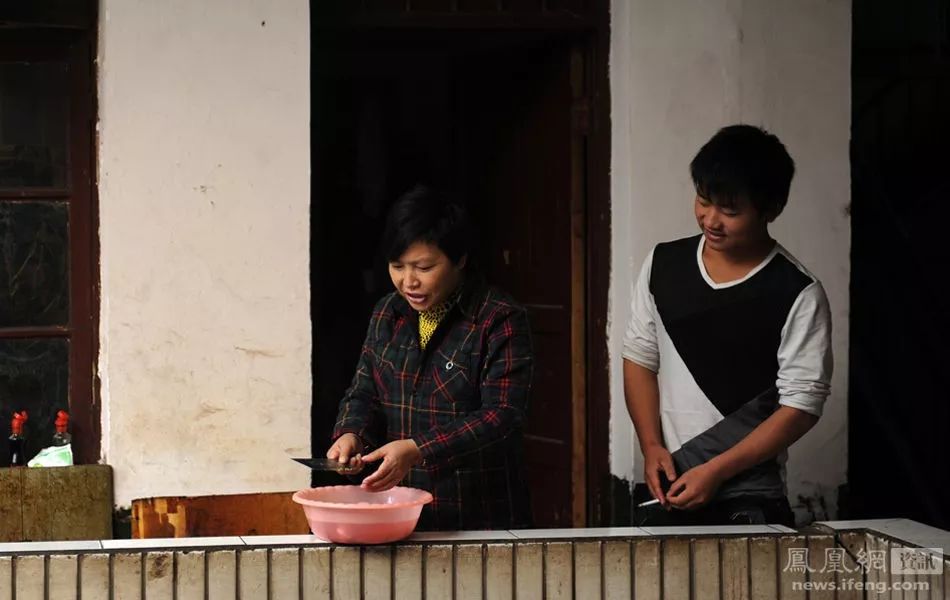 “癌症街上,那些拎着尿袋的人”:30张照片,戳破成年人最心酸的一面 “癌症街上,那些拎着尿袋的人”:30张照片,戳破成年人最心酸的一面