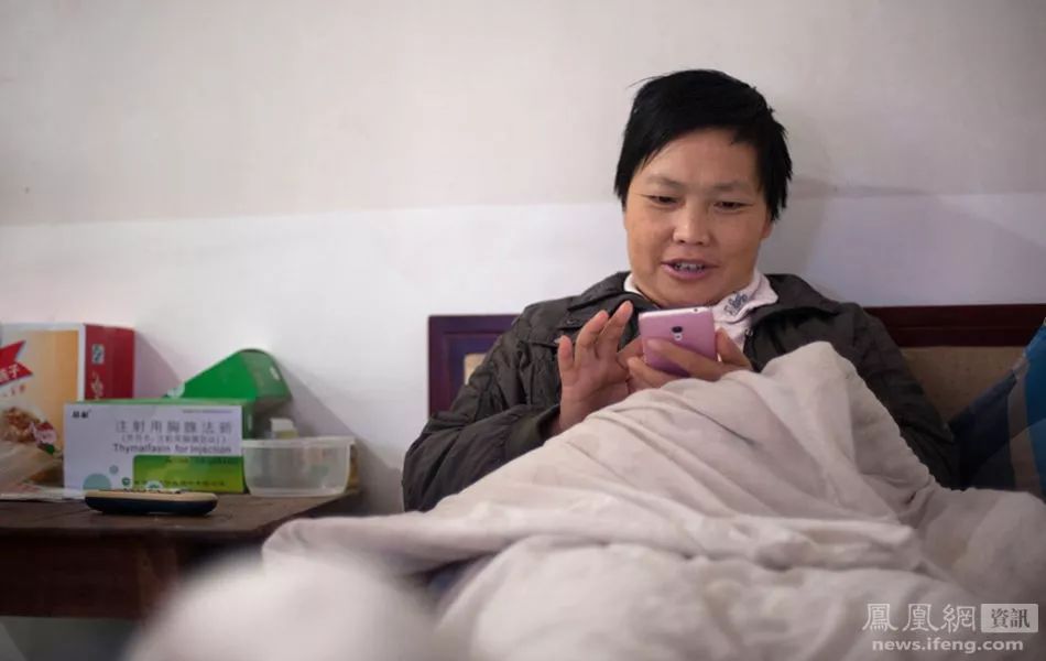 “癌症街上,那些拎着尿袋的人”:30张照片,戳破成年人最心酸的一面 “癌症街上,那些拎着尿袋的人”:30张照片,戳破成年人最心酸的一面