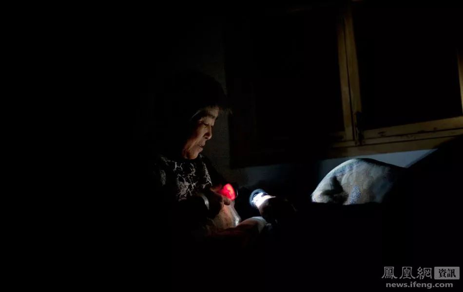 “癌症街上,那些拎着尿袋的人”:30张照片,戳破成年人最心酸的一面 “癌症街上,那些拎着尿袋的人”:30张照片,戳破成年人最心酸的一面