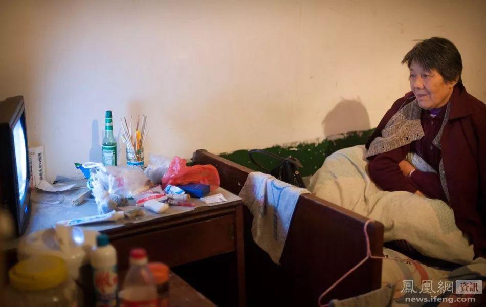 “癌症街上,那些拎着尿袋的人”:30张照片,戳破成年人最心酸的一面 “癌症街上,那些拎着尿袋的人”:30张照片,戳破成年人最心酸的一面