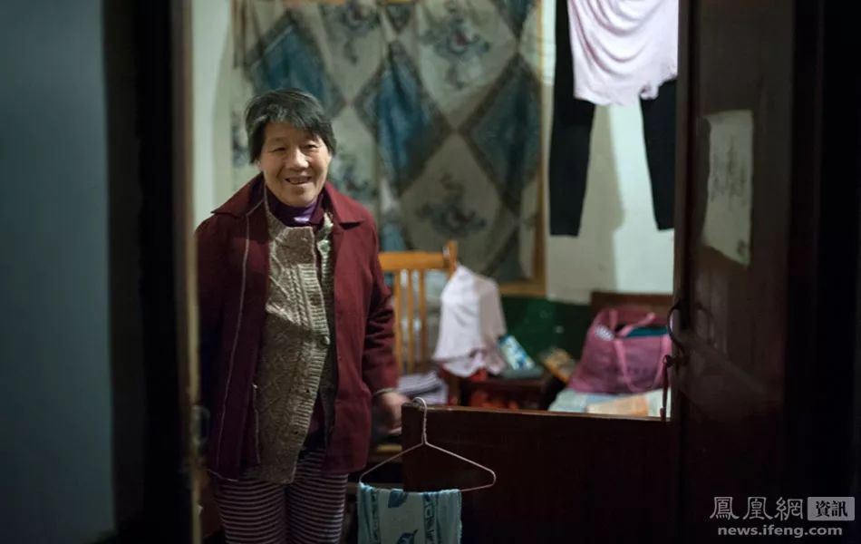 “癌症街上,那些拎着尿袋的人”:30张照片,戳破成年人最心酸的一面 “癌症街上,那些拎着尿袋的人”:30张照片,戳破成年人最心酸的一面