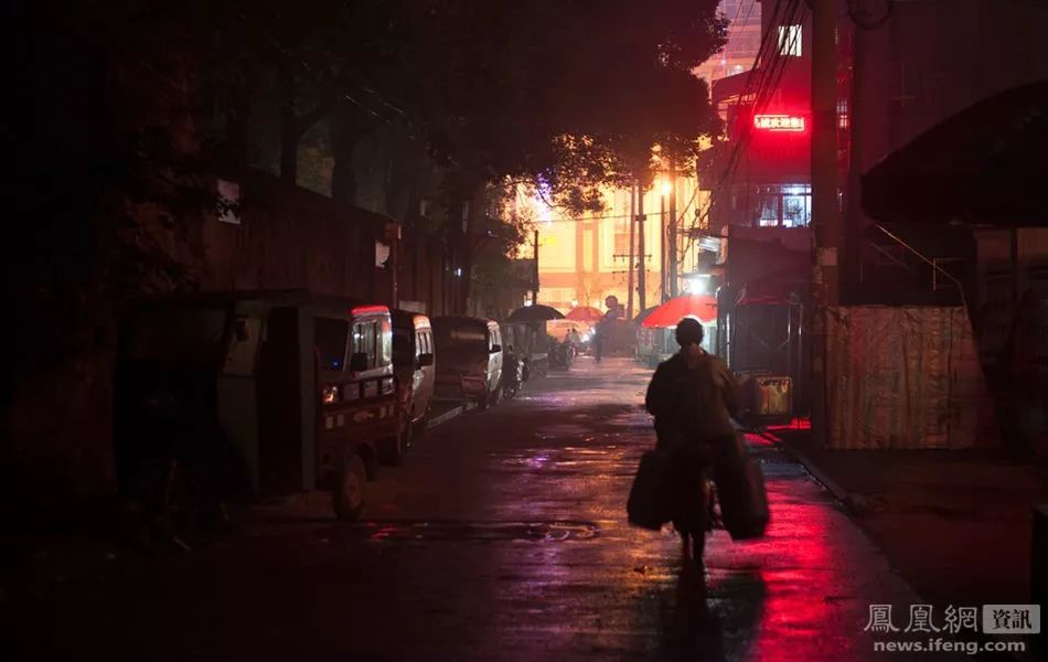 “癌症街上,那些拎着尿袋的人”:30张照片,戳破成年人最心酸的一面 “癌症街上,那些拎着尿袋的人”:30张照片,戳破成年人最心酸的一面