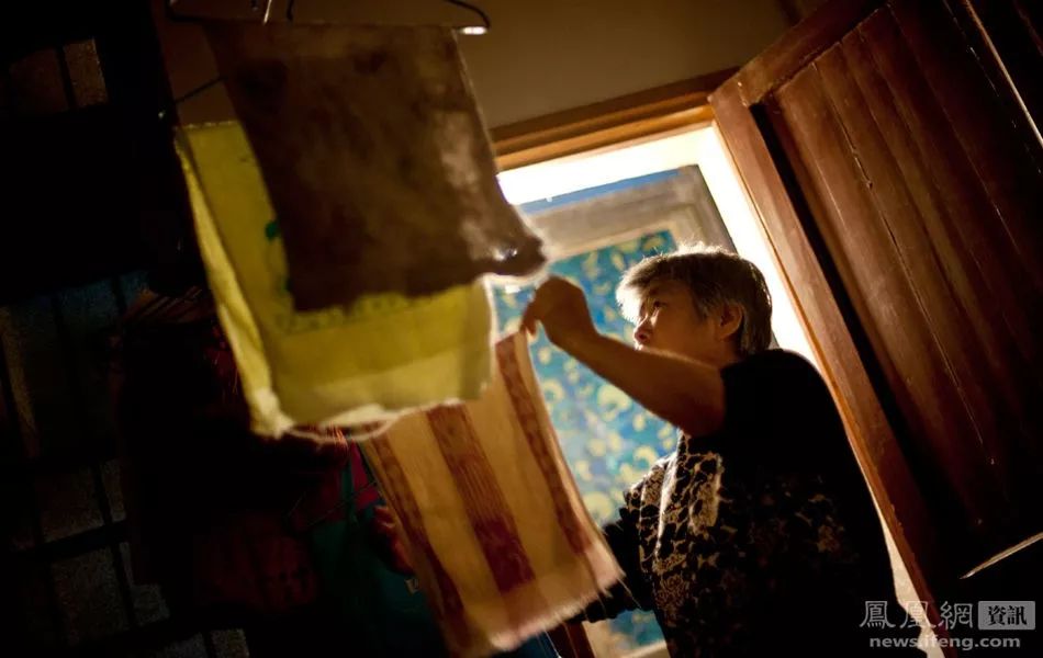 “癌症街上,那些拎着尿袋的人”:30张照片,戳破成年人最心酸的一面 “癌症街上,那些拎着尿袋的人”:30张照片,戳破成年人最心酸的一面