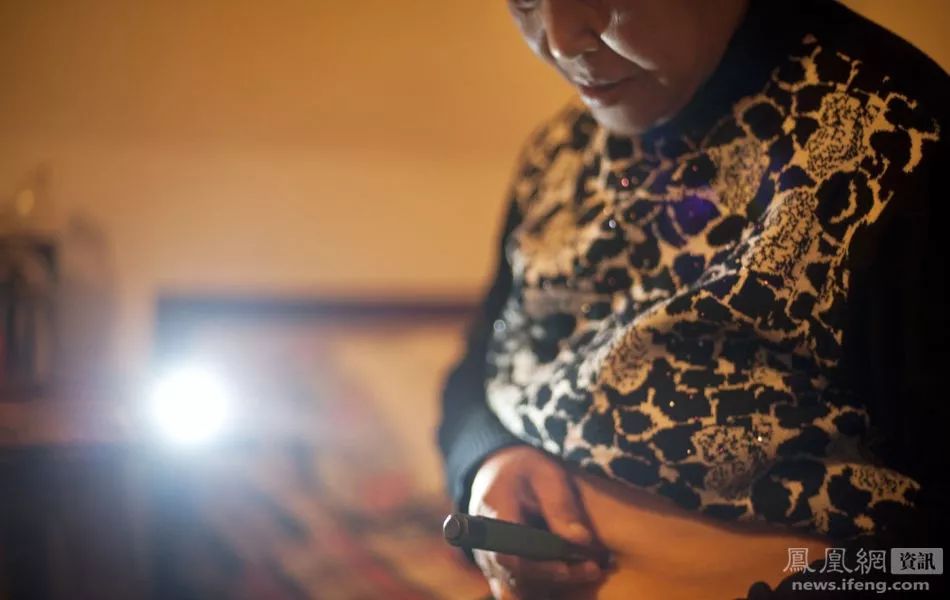 “癌症街上,那些拎着尿袋的人”:30张照片,戳破成年人最心酸的一面 “癌症街上,那些拎着尿袋的人”:30张照片,戳破成年人最心酸的一面