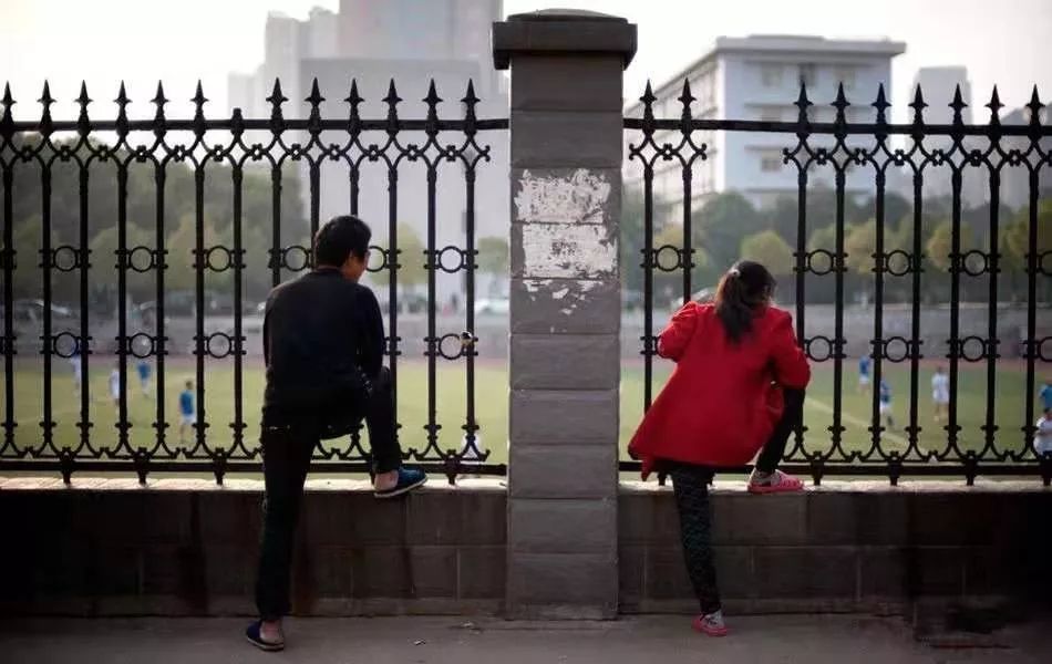 “癌症街上,那些拎着尿袋的人”:30张照片,戳破成年人最心酸的一面 “癌症街上,那些拎着尿袋的人”:30张照片,戳破成年人最心酸的一面