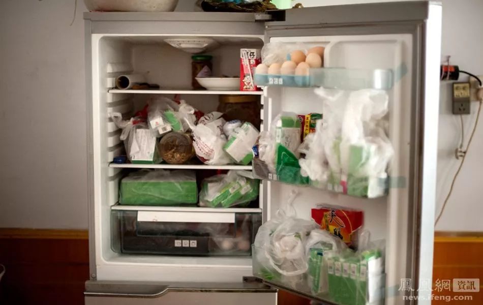 “癌症街上,那些拎着尿袋的人”:30张照片,戳破成年人最心酸的一面 “癌症街上,那些拎着尿袋的人”:30张照片,戳破成年人最心酸的一面