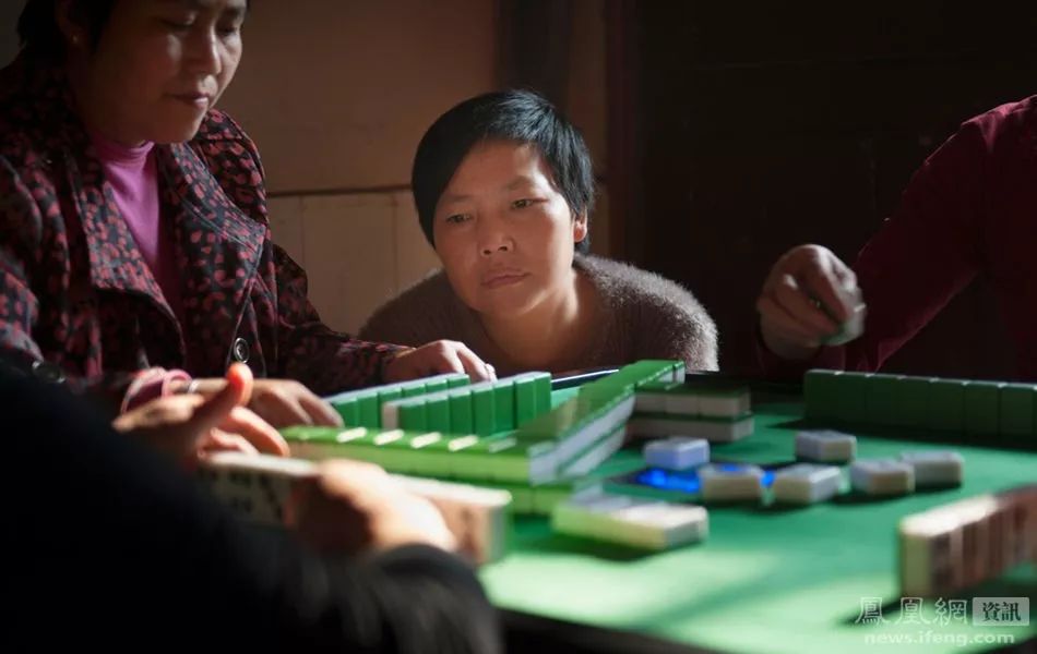 “癌症街上,那些拎着尿袋的人”:30张照片,戳破成年人最心酸的一面 “癌症街上,那些拎着尿袋的人”:30张照片,戳破成年人最心酸的一面