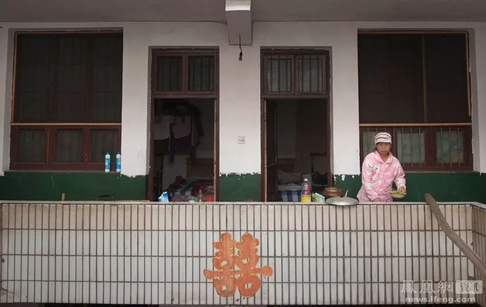 “癌症街上,那些拎着尿袋的人”:30张照片,戳破成年人最心酸的一面 “癌症街上,那些拎着尿袋的人”:30张照片,戳破成年人最心酸的一面