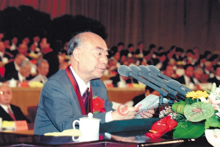 1999年，于敏在表彰为研制“两弹一星”作出突出贡献的科技专家大会上发言。图/中国科学院网站