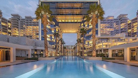 26岁的英国司机在迪拜租跑车飙车 被开36000