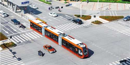 全球首条智能轨道快运系统示范线试运行 列车在虚拟轨道上奔驰 本报