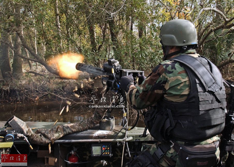 swcc队员使用艇载7.62毫米gau-17a加特林速射机枪对岸扫射.