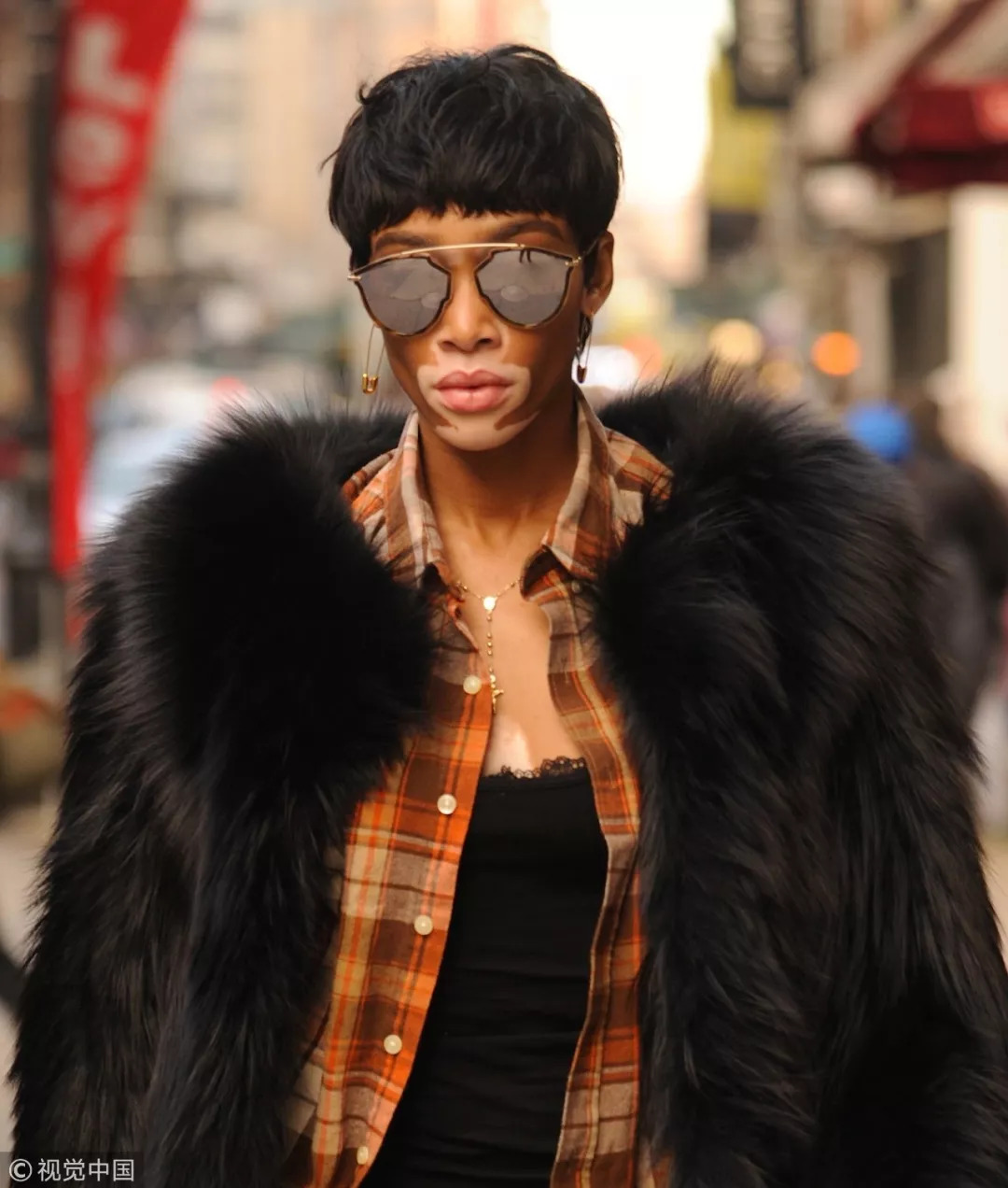 在搭配这类日常衬衫衣服时要注意:曲别针造型已经