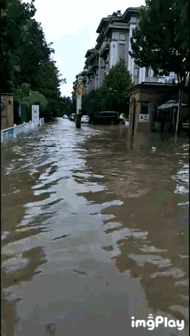 左岸绿洲小区进水严重▲