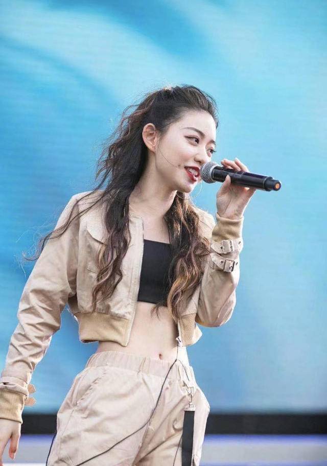 《好声音》的"宝藏女孩"贾铮也来助阵"向上",会唱会跳会乐器的她,跑马