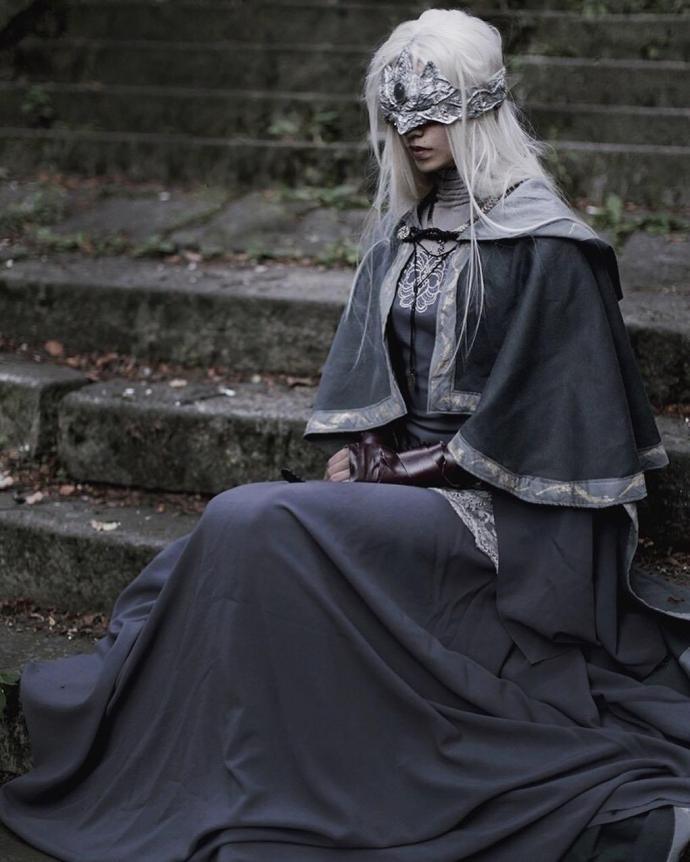 国外美女cos《黑暗之魂3》防火女 气质冷艳完美还原