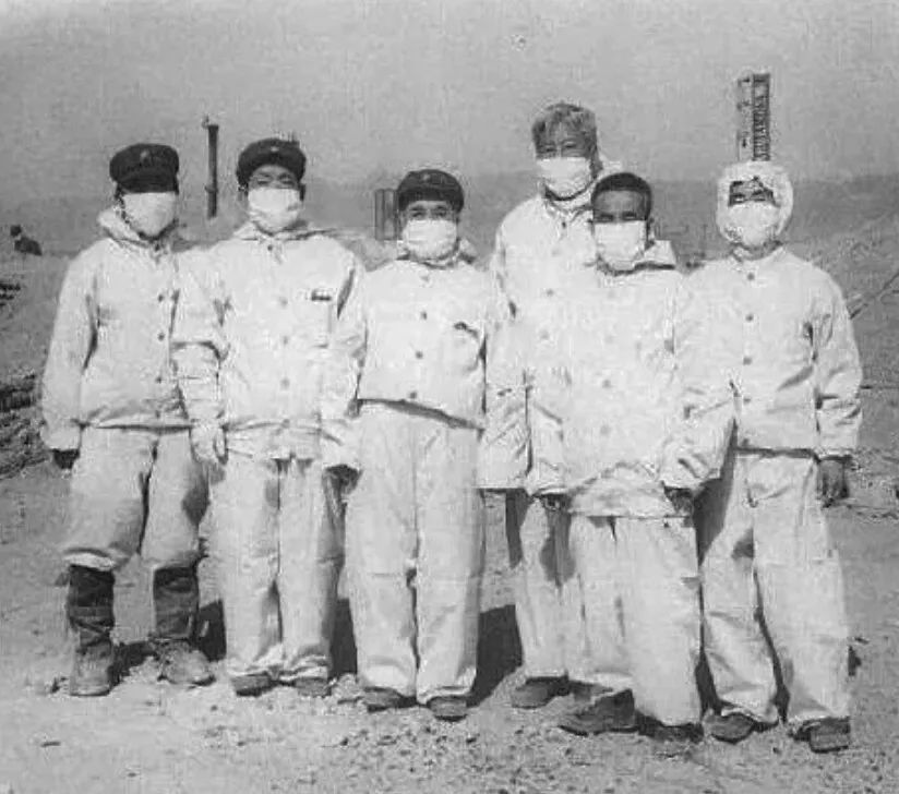 核爆炸试验现场,左三为程开甲。来源:人民日报微信