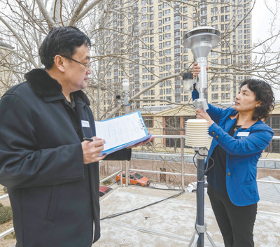 河北省廊坊市的做事人员在抽查空气自动监测采样设备做事情况。新华社 图