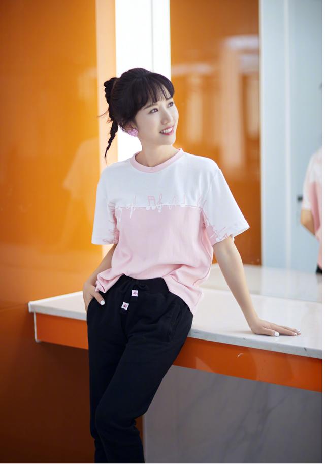 李念34岁还敢凹二次元造型粉红色短发配拼接色吊带裙个性十足