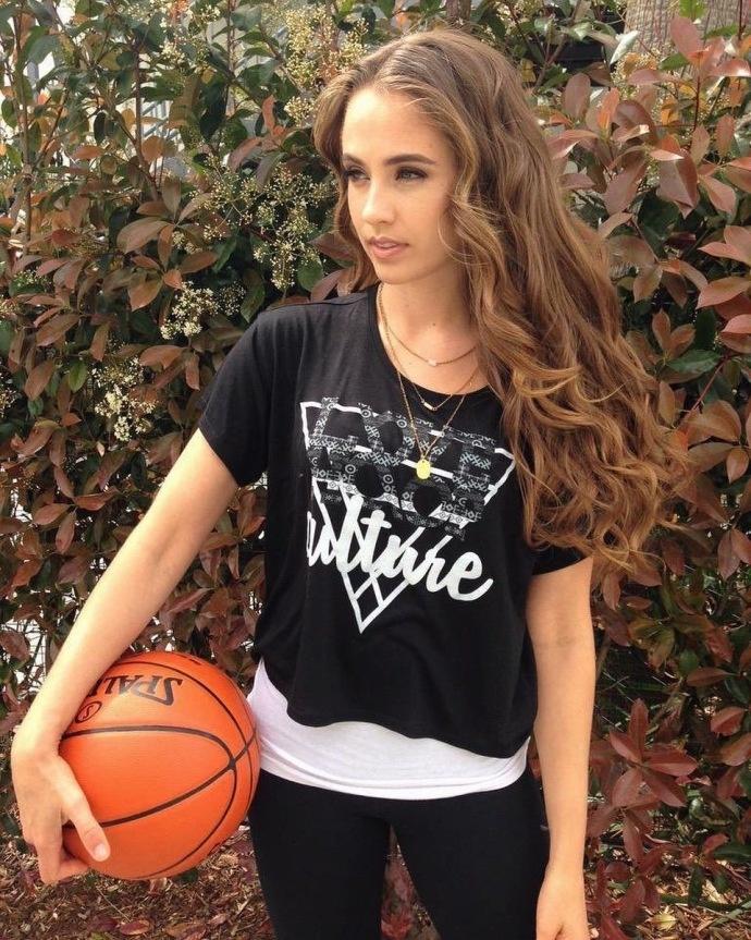 2k美女主播瑞秋打球美照 蜂腰美腿笑容迷人