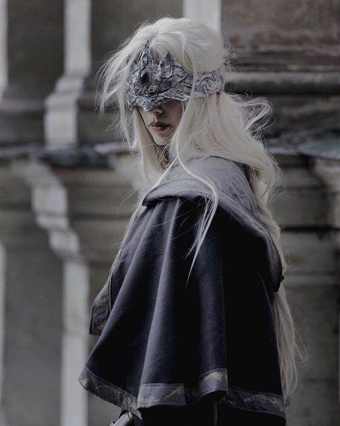 国外美女cos《黑暗之魂3》防火女 气质冷艳完美还原