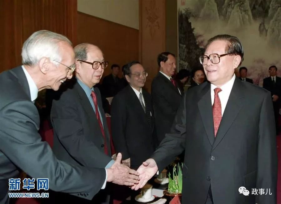 江总书记:七常委送别这位逝者 王岐山金三胖小孩等哀悼 资料图:2002年2月8日,中央在北京中南海举行外人士迎春座谈会。江泽民同志与孙孚凌同志(左二)在一起。