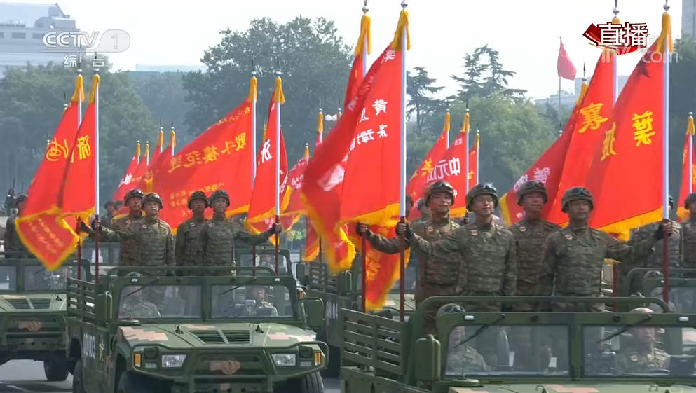 百面战旗飘扬天安门董存瑞班带来红色战旗