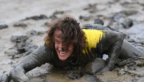 数十名勇敢的选手参加了马尔登泥滩比赛 在泥滩上奋力奔跑