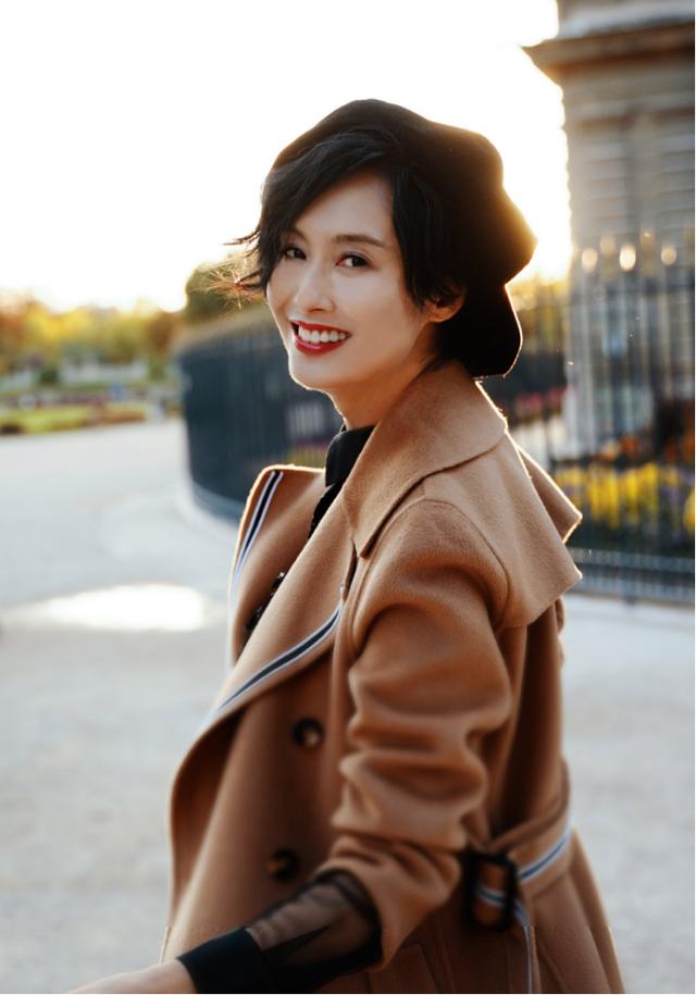 朱茵才是"短发"女神,穿驼色大衣配贝雷帽街拍,超减龄哪像48岁