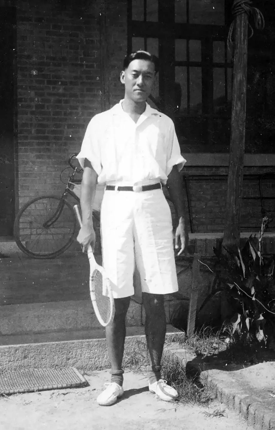 按理说,陈岱孙生于簪缨世家,祖上都是"封建官僚",自己也留过洋,正是最