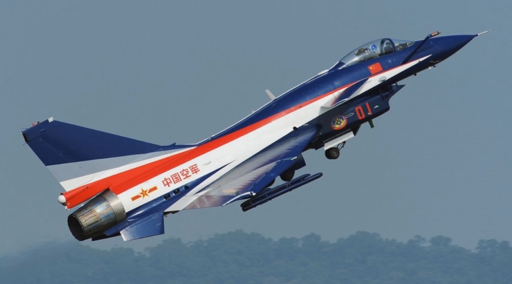 中国空军"八一"飞行表演队歼-10战机(美国《国家利益》双月刊网站