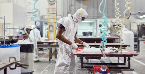 在JL音频公司位于美国的工厂中，工人在生产喇叭。（美国《华尔街日报》网站）