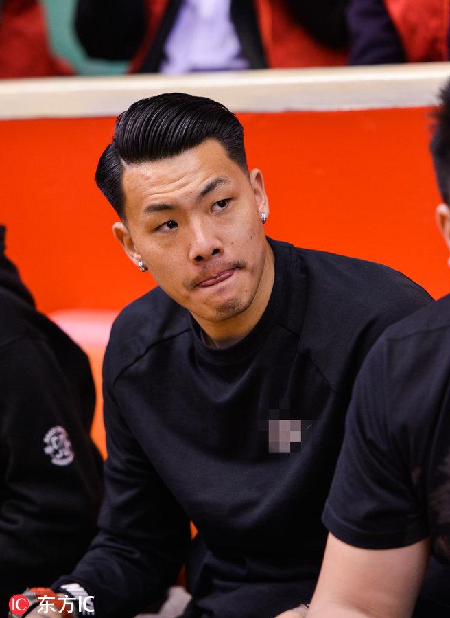 王大雷场边观战cba 利落背头酷劲儿十足