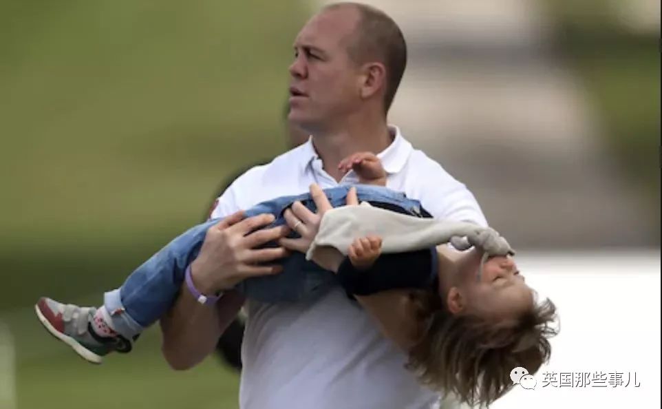 公主裙也阻挡不了老子叉腿坐的愿望!