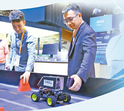 戴尔公司展台工作人员正在展示应用人工智能的无人驾驶技术。自动驾驶已经成为汽车工业的未来发展方向，戴尔通过开发集成了车辆动力学、传感器、执行器和交通环境模型在内的模拟回路，提升了自动驾驶的效率和安全性能。 　　本报记者 白之羽摄