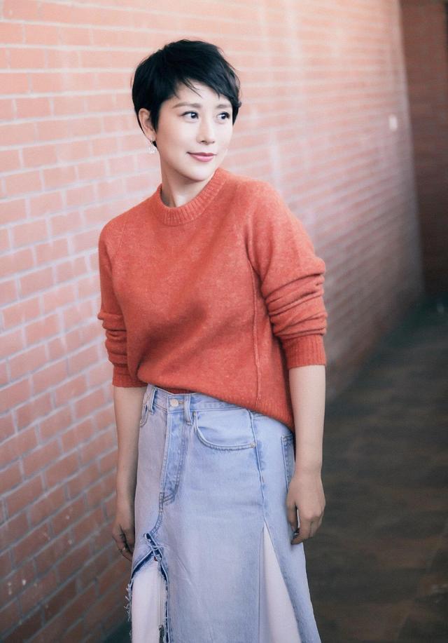 42岁海清剪短发就是清爽,身穿针织衫搭配牛仔裤,秒变22岁少女
