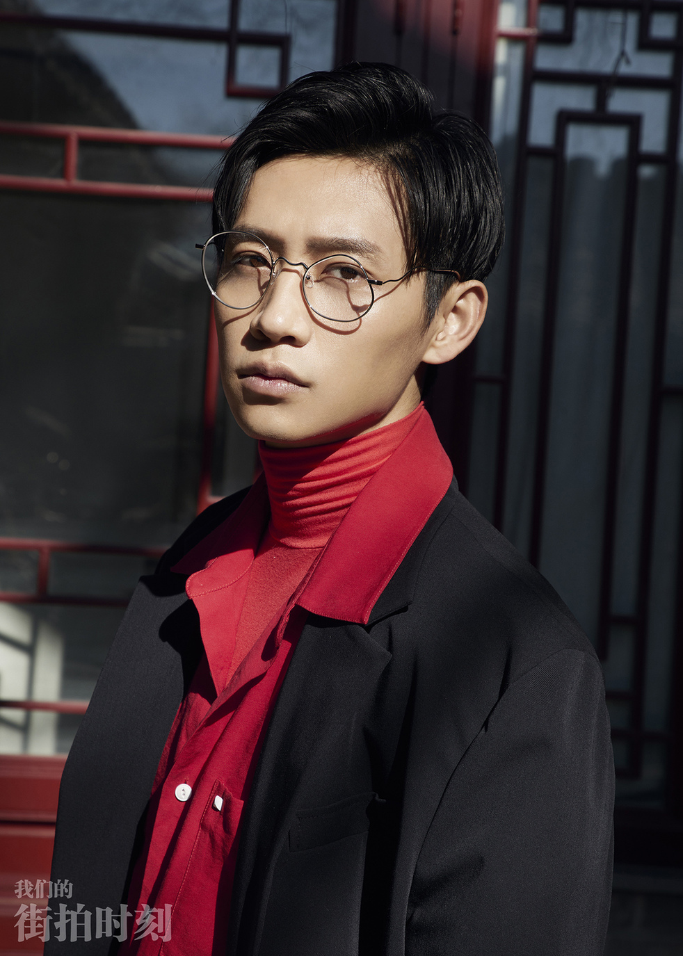 魏晨复古街拍诠释中国红