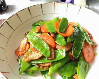 荷兰豆胡萝卜炒肉,颜色诱人,营养丰富,荤素搭配,好吃又下饭