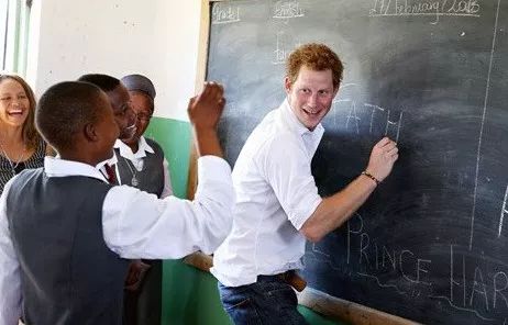 ↑哈利王子在非洲做义工