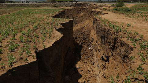 亚丁湾,南至津巴布韦的东非大裂谷使非洲东部分为索马里与努比亚一样
