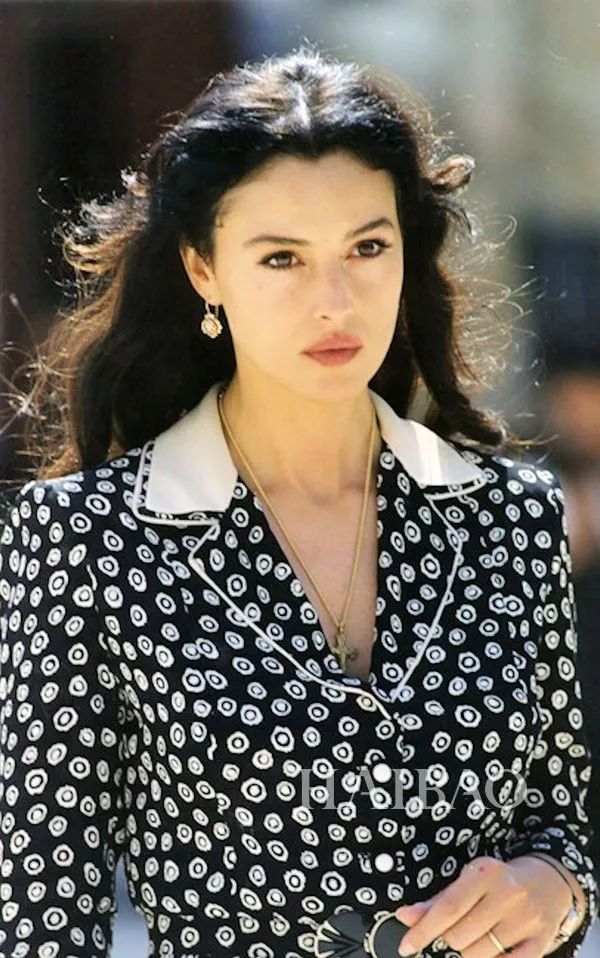 在电影《西西里的美丽传说》中扮演了美丽的少妇玛琳娜