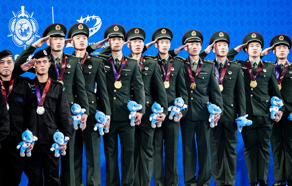 10月23日,湖北武汉,2019军运会羽毛球男团在颁奖仪式上.视觉中国