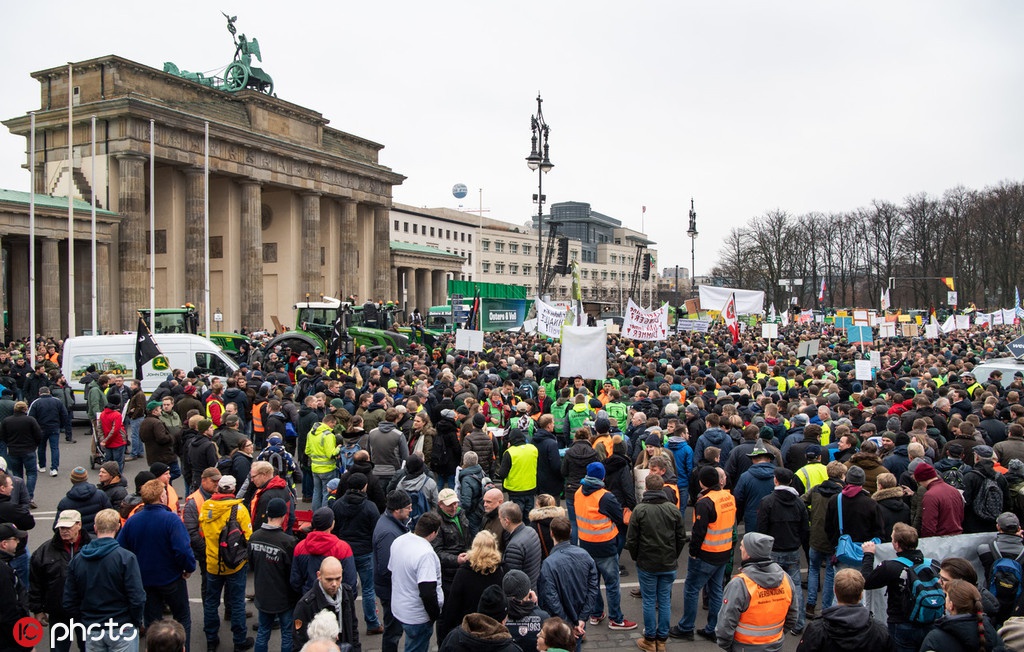  示威者聚集在勃兰登堡门附近 @Photo IC