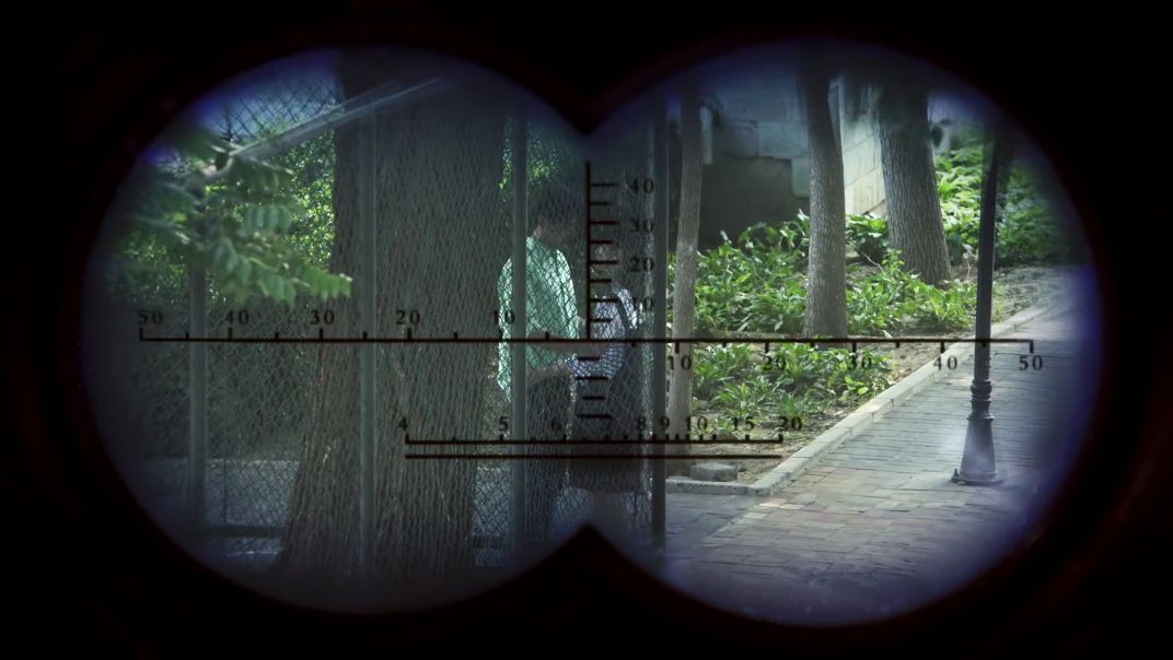 几个女生的日常操作,是拿高倍望远镜窥视学校所有角落,要是换个男的