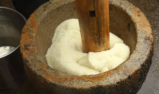 麻糍得先将糯米浸泡在水中,待胀足后淘尽沥干,上蒸桶蒸熟后,放在石臼