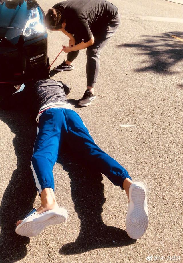 拖鞋上"i can do all things"的字样与吴亦凡脚踝上的"step by step"