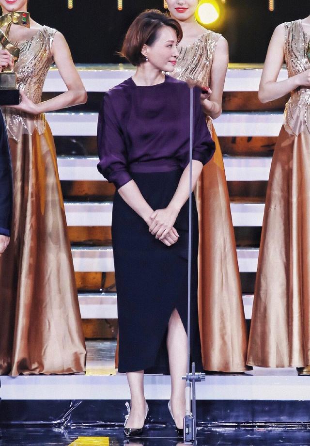 46岁董卿剪掉十年长发变波波头发型搭配包臀裙意外知性又大方