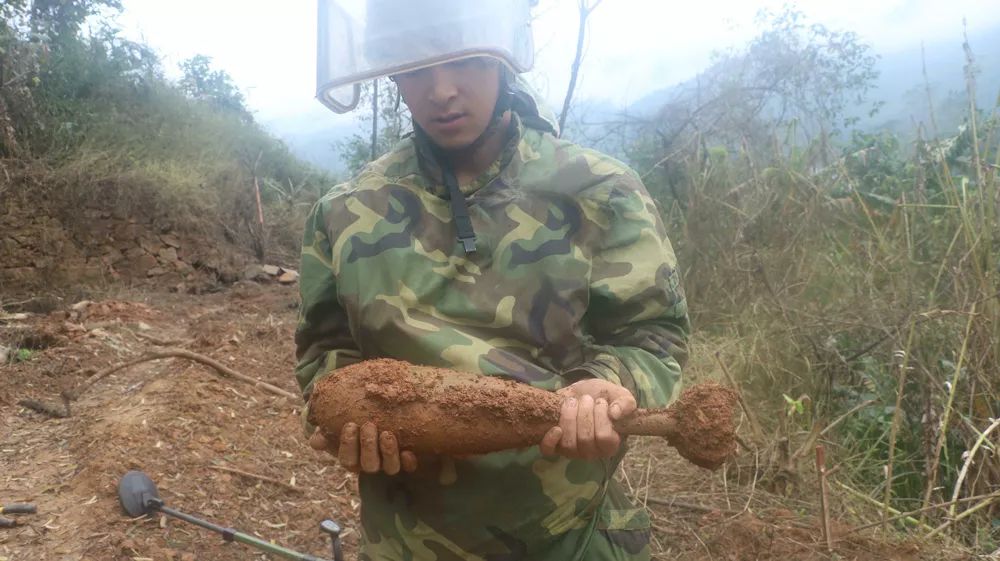 杜富国搜排出一枚绊发雷。杨萌 摄（资料图）